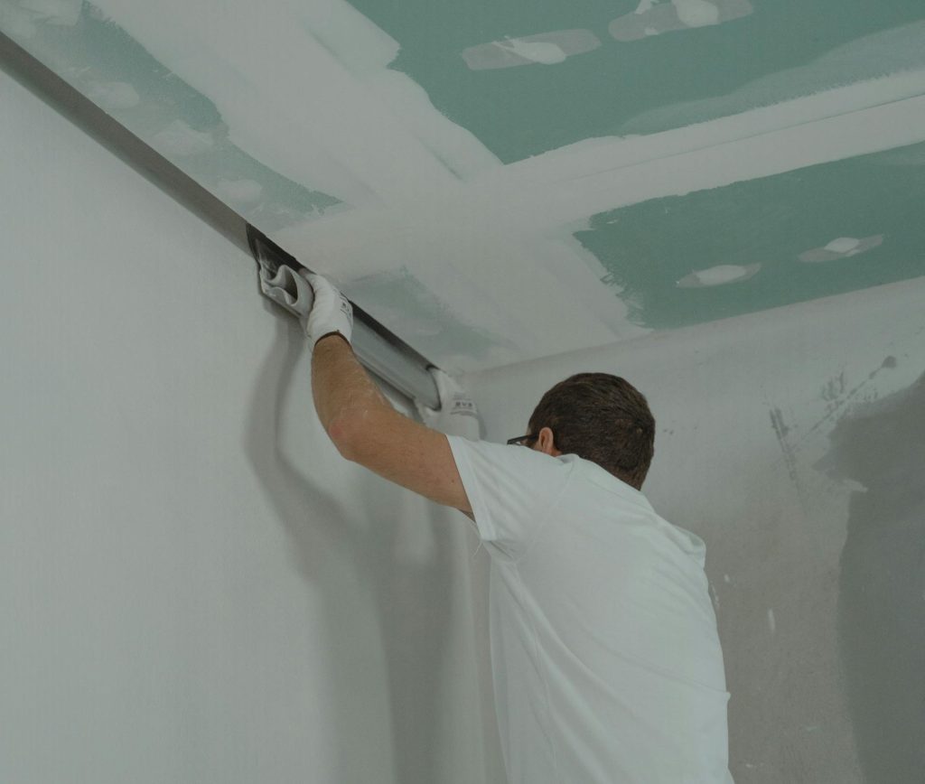 découvrez pourquoi l'enduit peut rester visible après la peinture, les erreurs à éviter et nos conseils pratiques pour obtenir un résultat lisse et une finition parfaite sur vos murs.