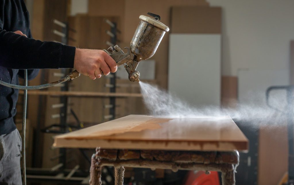 Découvrez nos 4 techniques éprouvées pour vernir par-dessus du vernis existant, incluant le ponçage et l'application directe. apprenez à choisir la méthode idéale pour obtenir un fini impeccable et durable sur vos surfaces en bois.